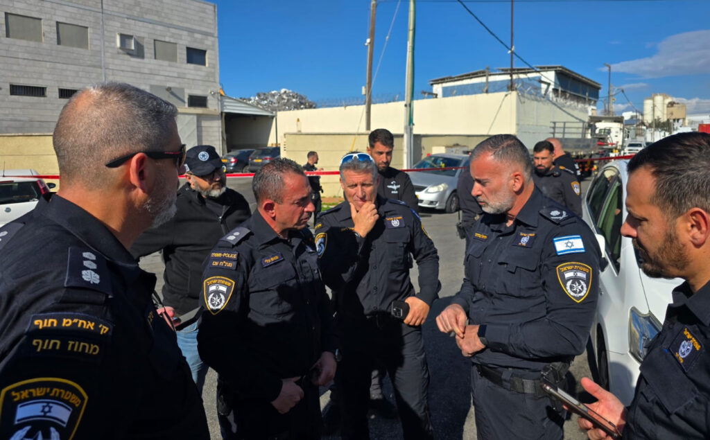 מפקד מחוז חוף בהערכה בקשר לרצח בעכו