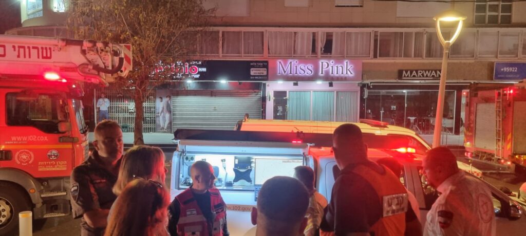 כבאיות עוסקות בכיבוי ההצתה בהרצל פינת המייסדים