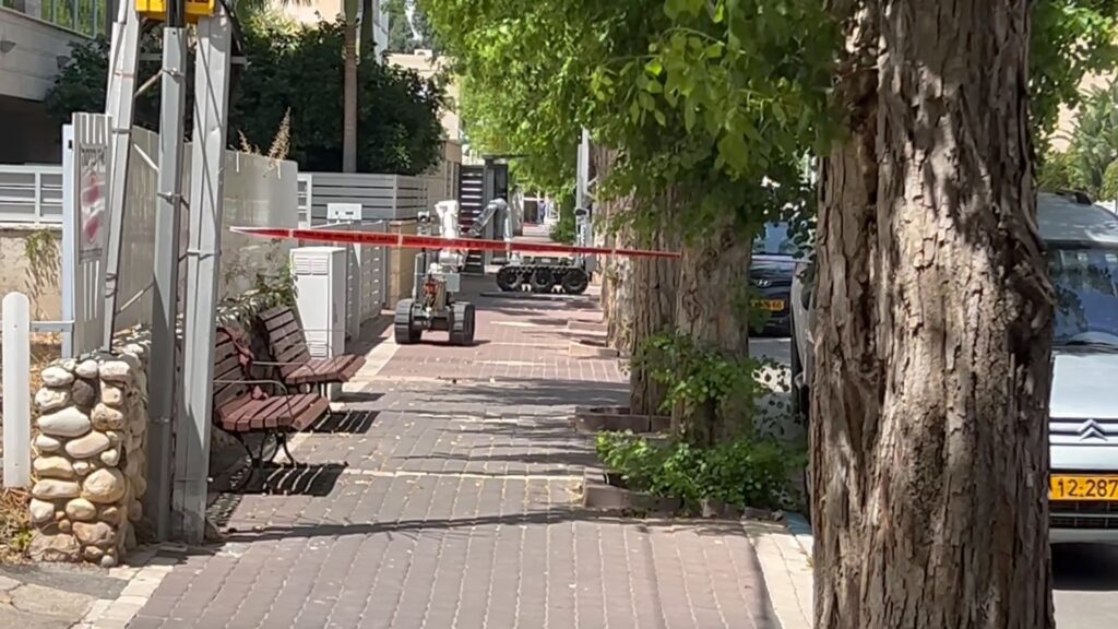 תמונת הרובוטים המשטרתיים מטפלים במטען החבלה