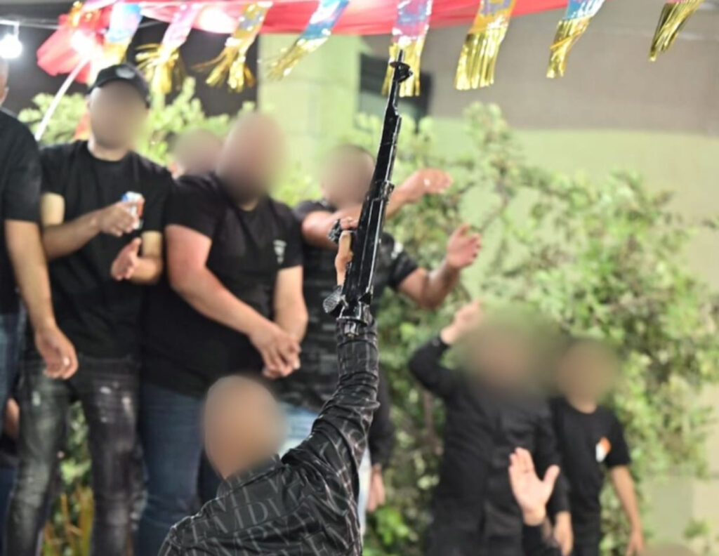 חתן יורה ירי שמחה בחתונה