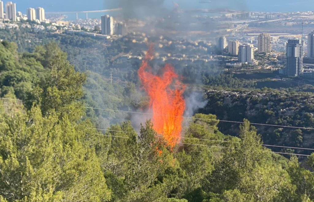 שריפה פרצה בפארק בכרמל עקב נפילת פריטי אמל"ח
