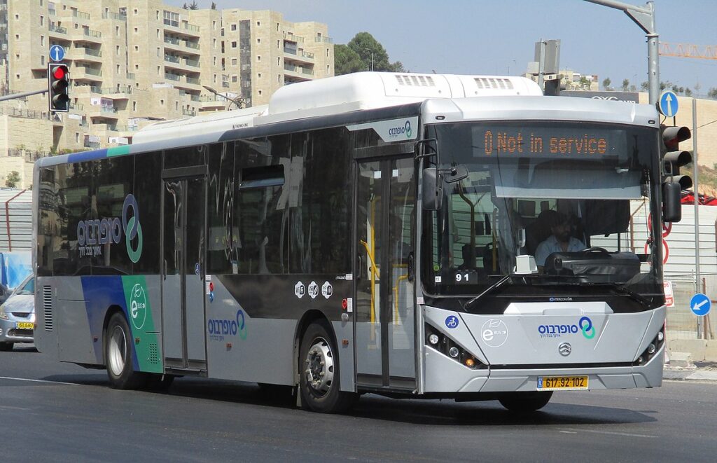 ארבעה בני נוער נעצרו בחשד תקיפת נהג אוטובוס