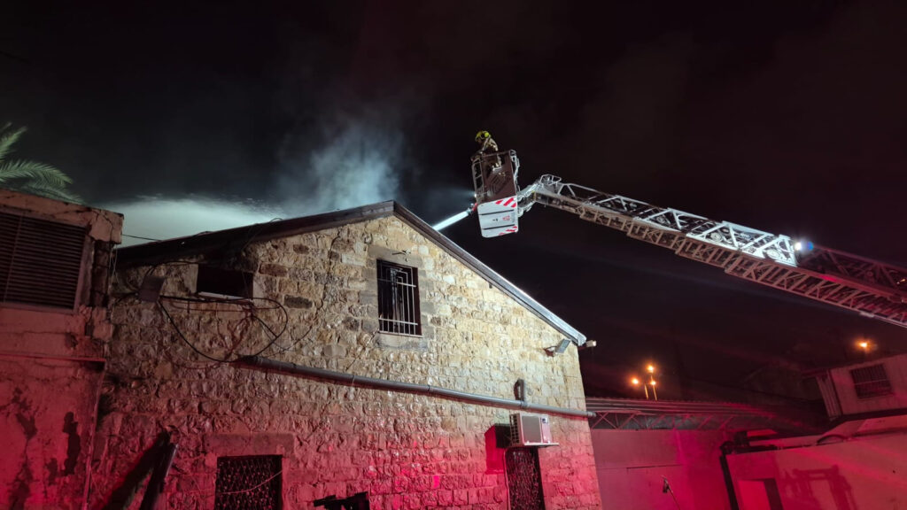 לוחמי אש פעלו בשריפה בבית אבות