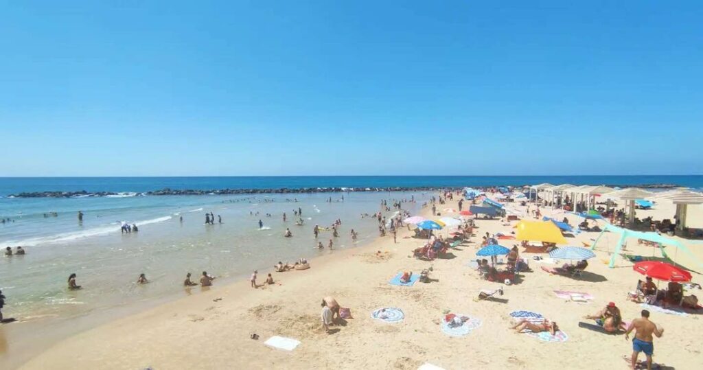 משרד הבריאות אסר את הרחצה בחוף הכרמל בחיפה