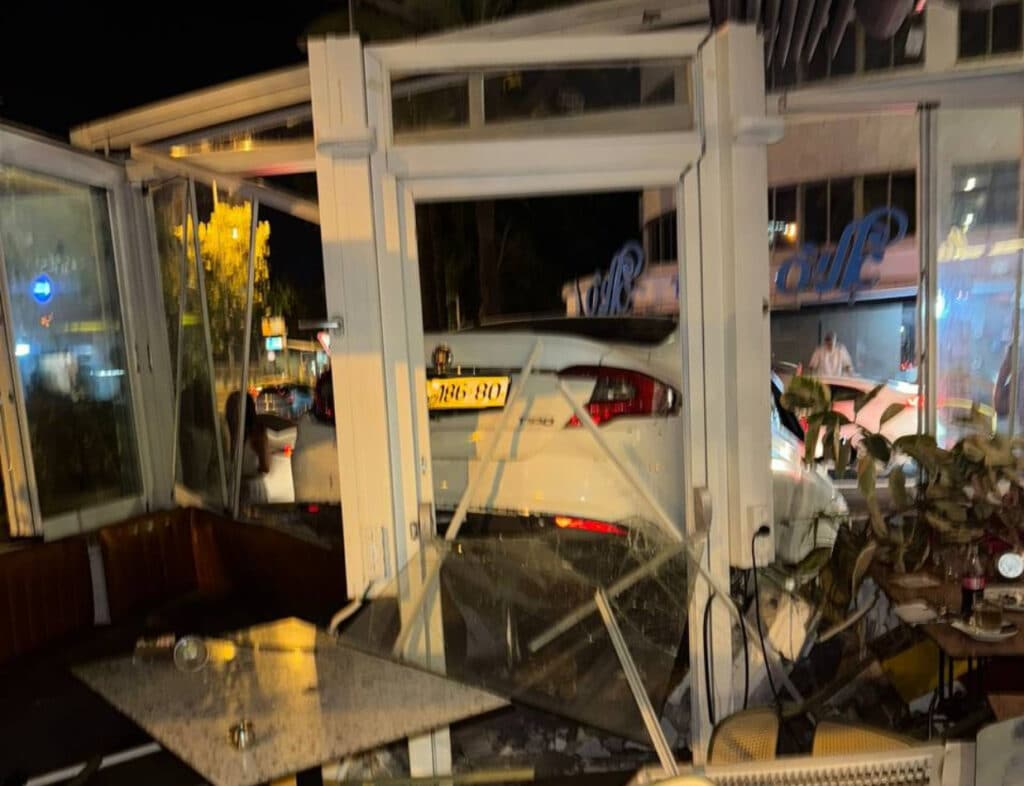 נהג איבד השליטה במכוניתו ופגע בקפה לנדוור