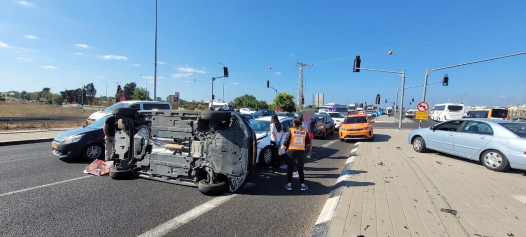 מכוונית הפוכה כתוצאה מתאונה בכביש 4