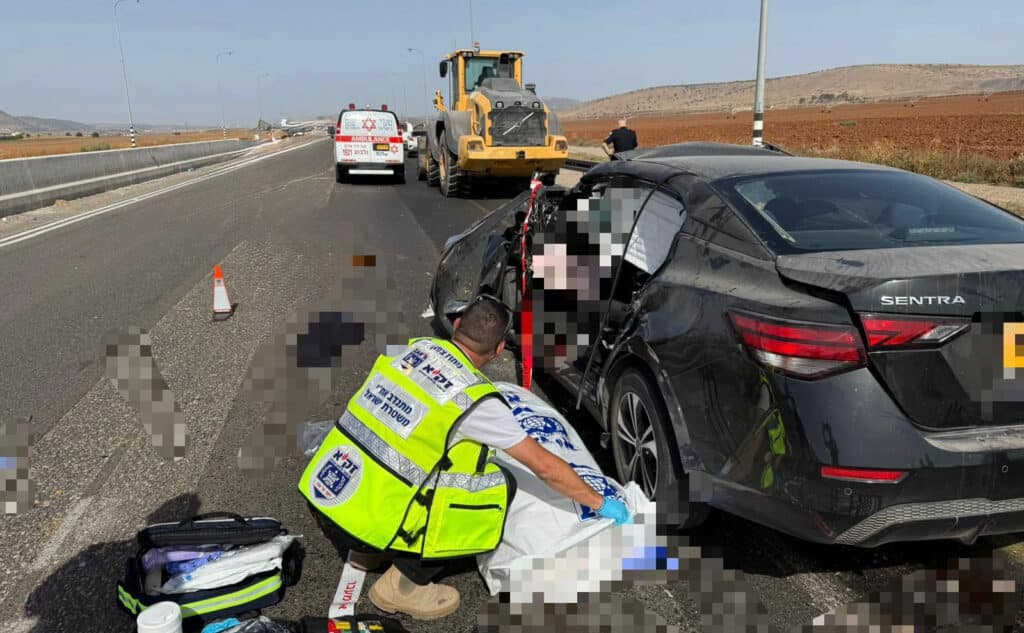 אדם חולץ מת מרכב פרטי שהתנגש בכלי צמ"ה