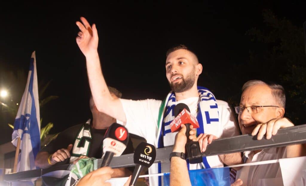אלפים המתינו למתן אנגרסט לוחם השריון שנחטף ב-7 באוקטובר