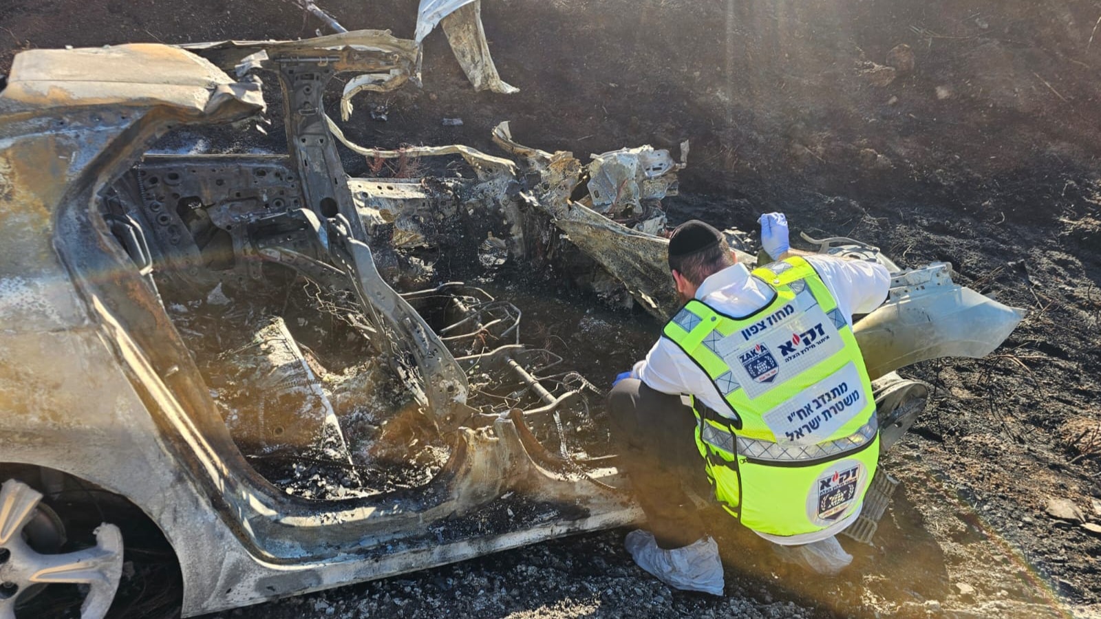 מכונית פרטית עלתה באש לאחר שפגעה במשאית חונה בכביש 2