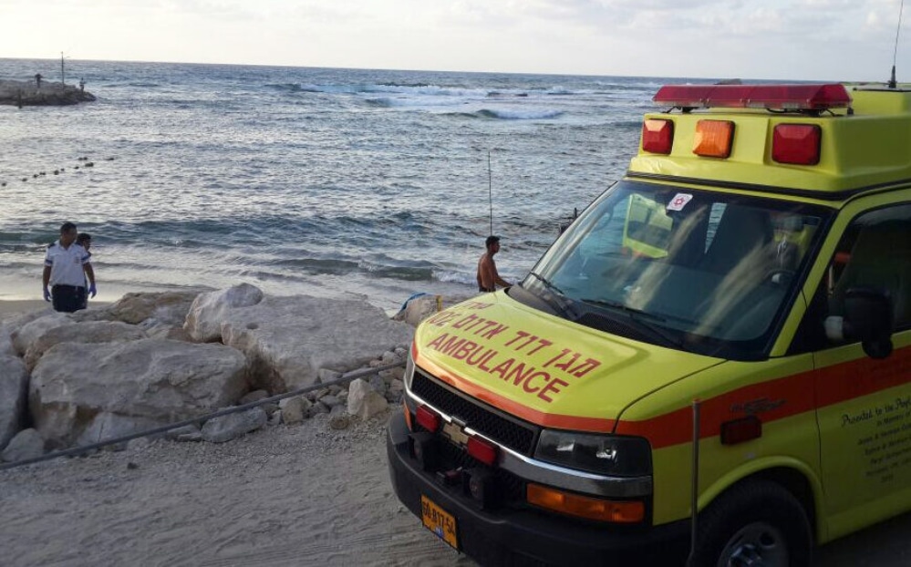 גבר בן 60 במצב קריטי לאחר שטבע מול חוף אכזיב וחולץ ע"י סירת מנוע