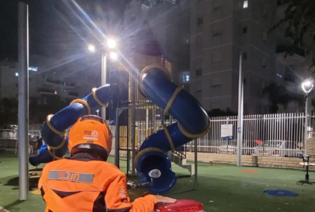 ילדה כבת 10 נפלה ממתקן גבוה בגן שעשועים ברחוב הזמיר בנהריה