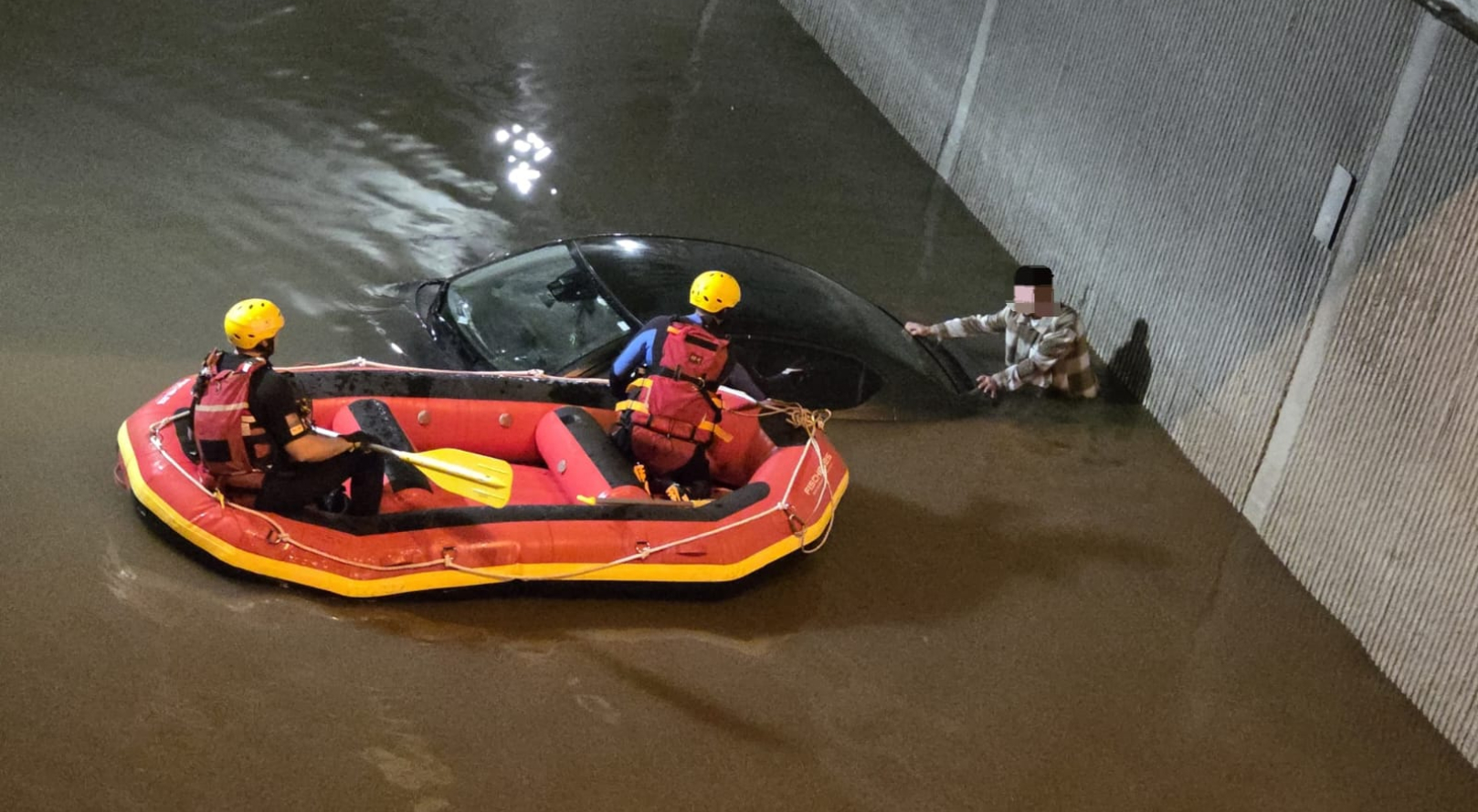 נוסעי רכב ששקע במעבר התת קרקעי בחלוצי התעשיה, חולצו ע"י כב"ה