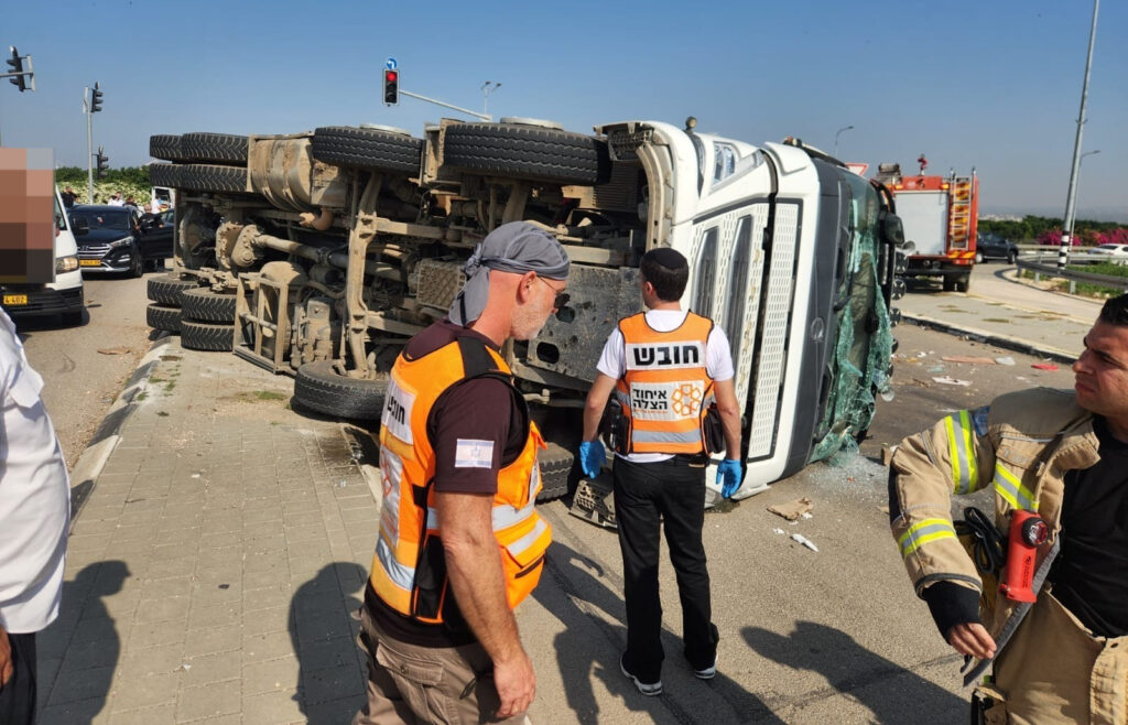 משאית התהפכה בכביש 859 סמוך לצומת הכניסה לנס עמים