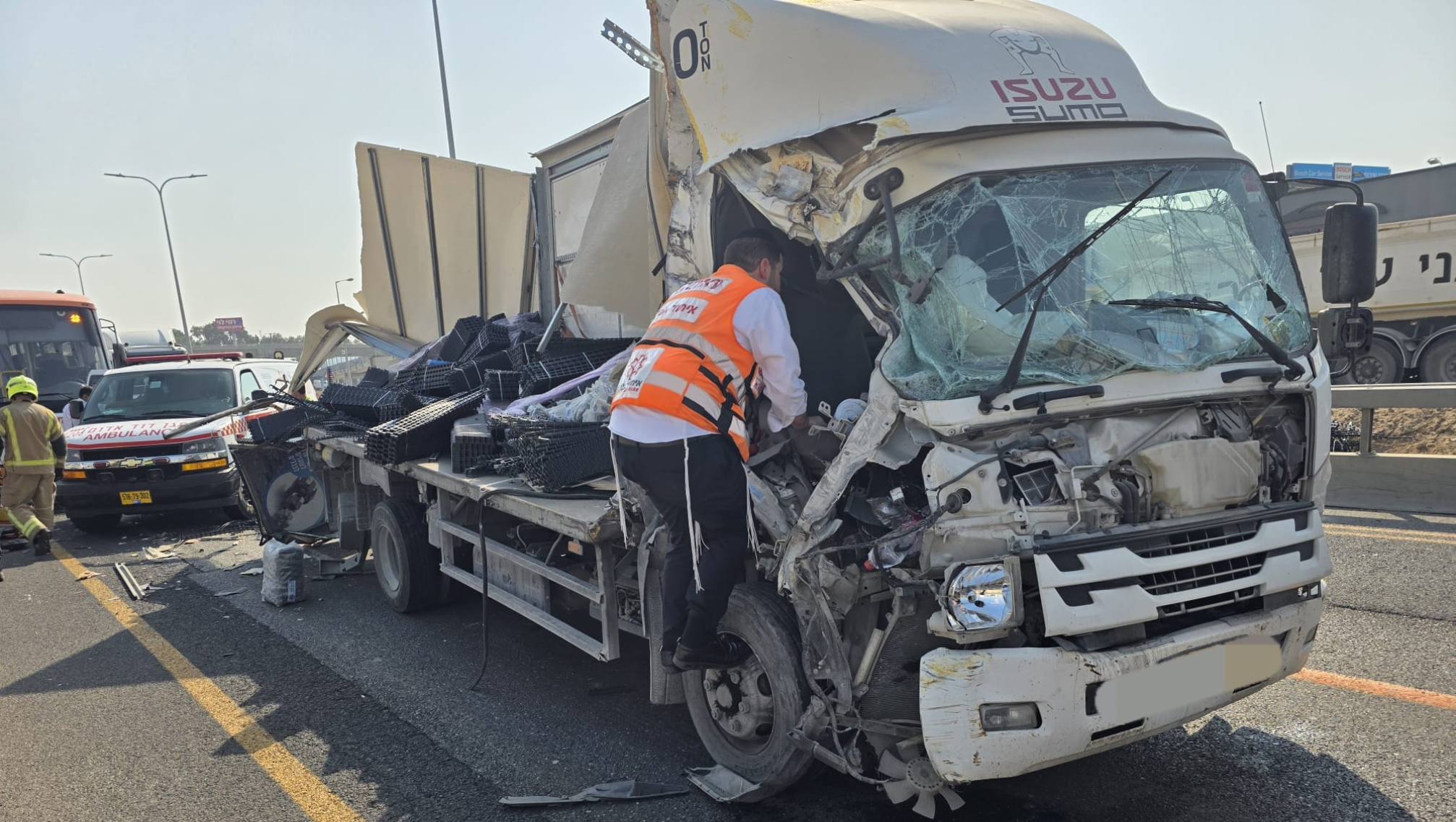 תאונה בין משאית לאוטובוס בכביש 4 סמוך לעין המפרץ