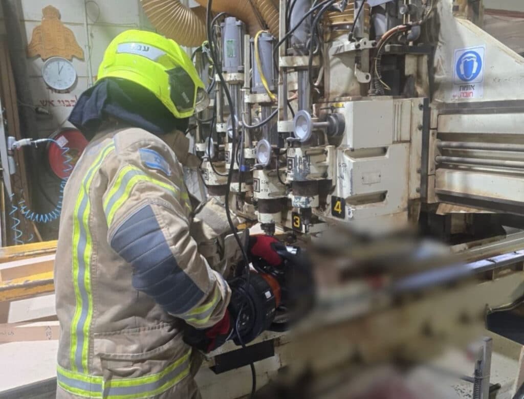 עובד כבן 70 נהרג בתאונת עבודה במפעל הרהיטים בקיבוץ לביא