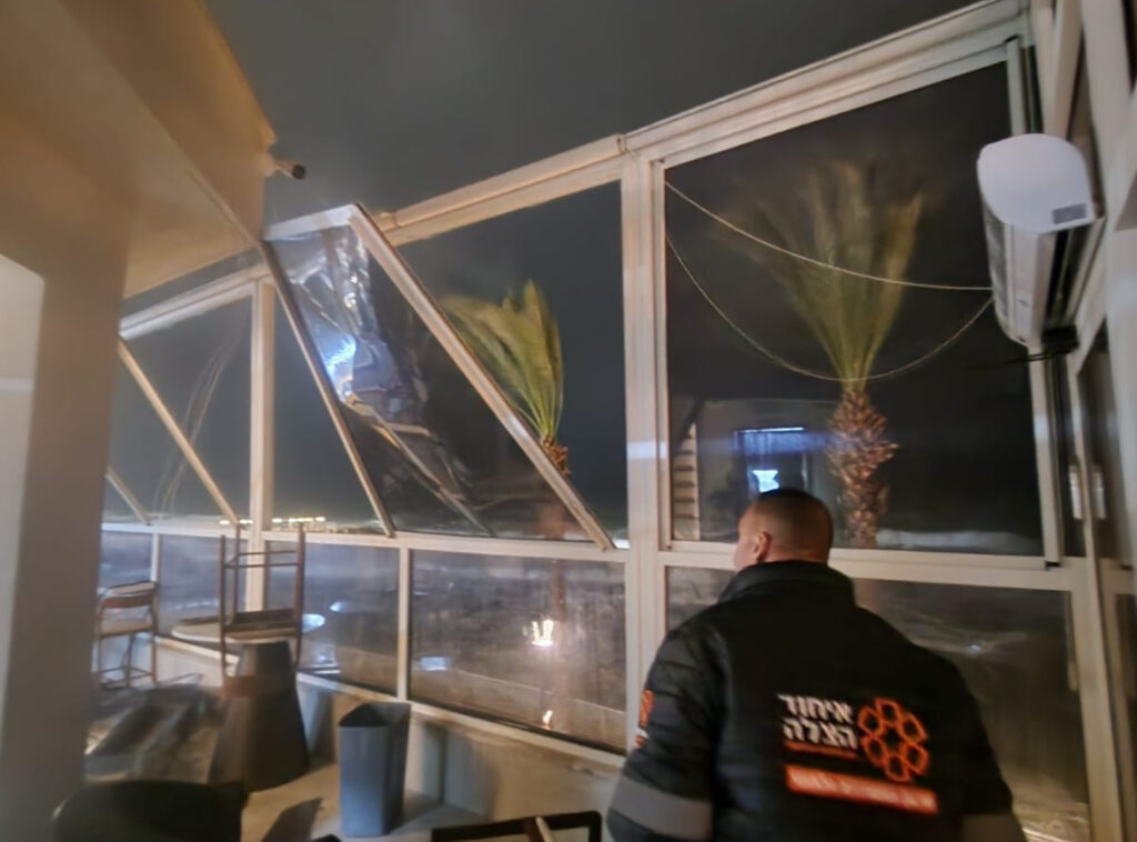 מנזקי הסערה: קריסת חלק ממסעדת "אזורה" בנהריה ועץ שנעקר בעכו