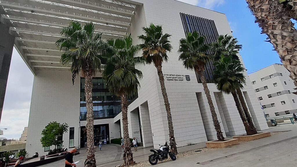 אישה שתפסה את בעלה בשעת מגע מיני עם אחרת, ירתה באקדחו לעברו