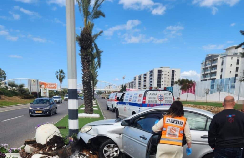 גבר ואישה נפצעו כשמכוניתם סטתה מכביש 4 ופגעה בעמוד