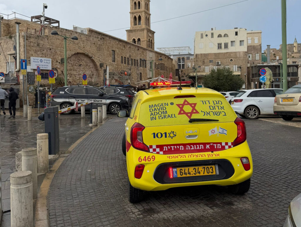 גבר כבן שישים ושלוש טבע הבוקר בנמל בעיר העתיקה בעכו