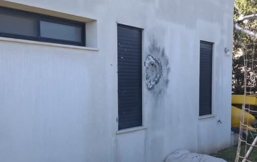 בדקות האחרונות ספגו מספר בתים בקיבוץ עברון פגיעות כתוצאה ממתקפת כטב"מים. העובדה שאין לנו נפגעים בגוף היא תוצאה ישירה של משמעת אזרחית גבוהה: התושבים נכנסו למרחבים המוגנים מיד עם הישמע האזעקה, וזה מה שהציל את חייהם