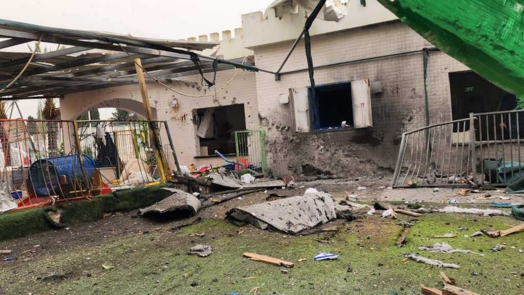 פגיעה ישירה בגן ילדים ובמבנים סמוכים בנהריה, לא היו נפגעים