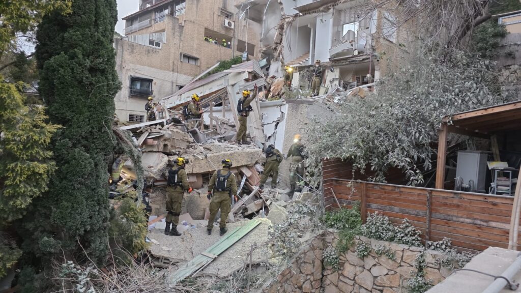 חשש לחיי ארבעה נעדרים מפגיעת טיל איראני בבניין שקרס בחיפה