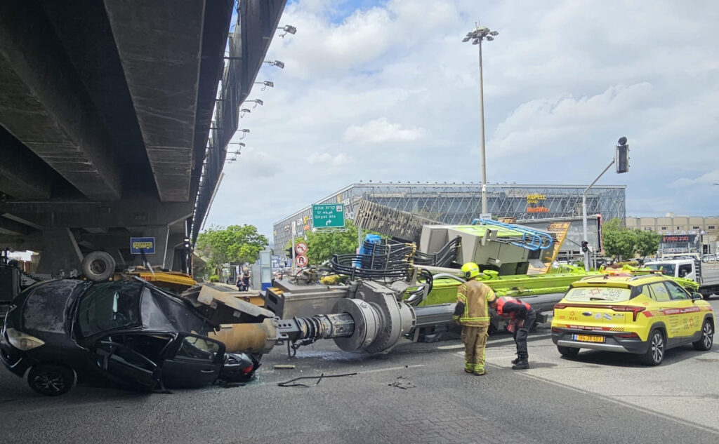 צומת קרית אתא: באגר נשמט ממשאית על מכונית פרטית