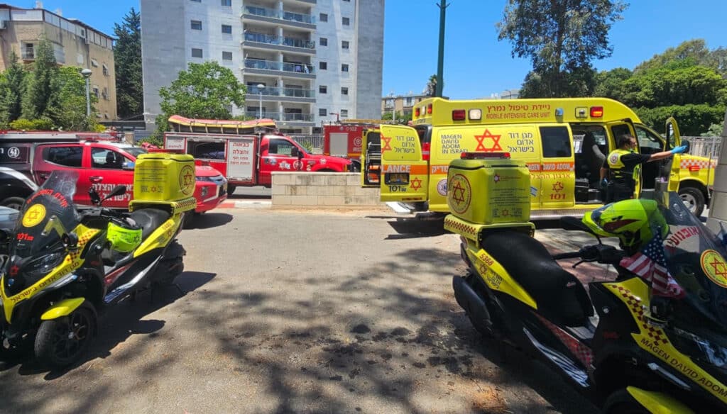 אדם שנפל למתקן ביוב עמוק חולץ במצב קשה בתום פעולות מורכבות