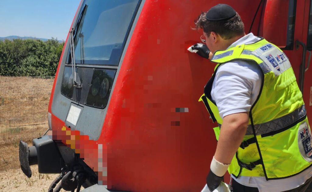 צוותי רפואה קבעו את מותו של גבר שנפגע מרכבת סמוך לכפר ברוך