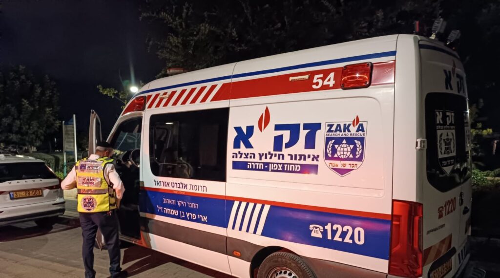 גבר בן שלושים טבע בבריכה בבית פרטי בקיסריה