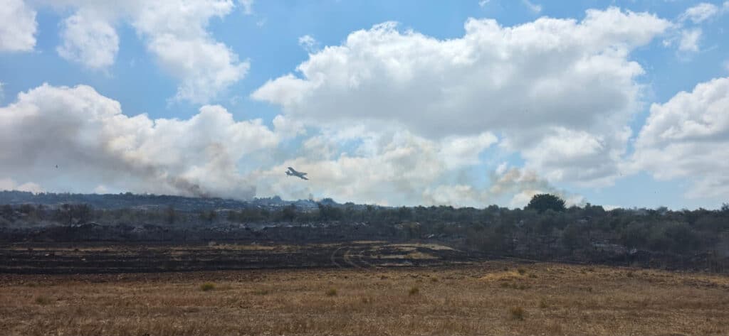 צוותי כיבוי השתלטו על שריפה שפרצה בקרבת אבו סנאן ואיימה על מבנים