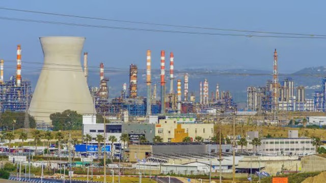 זיהום חריג סמוך לבתי הזיקוק לנפט בחיפה, שני בתי ספר בק. אתא נסגרו